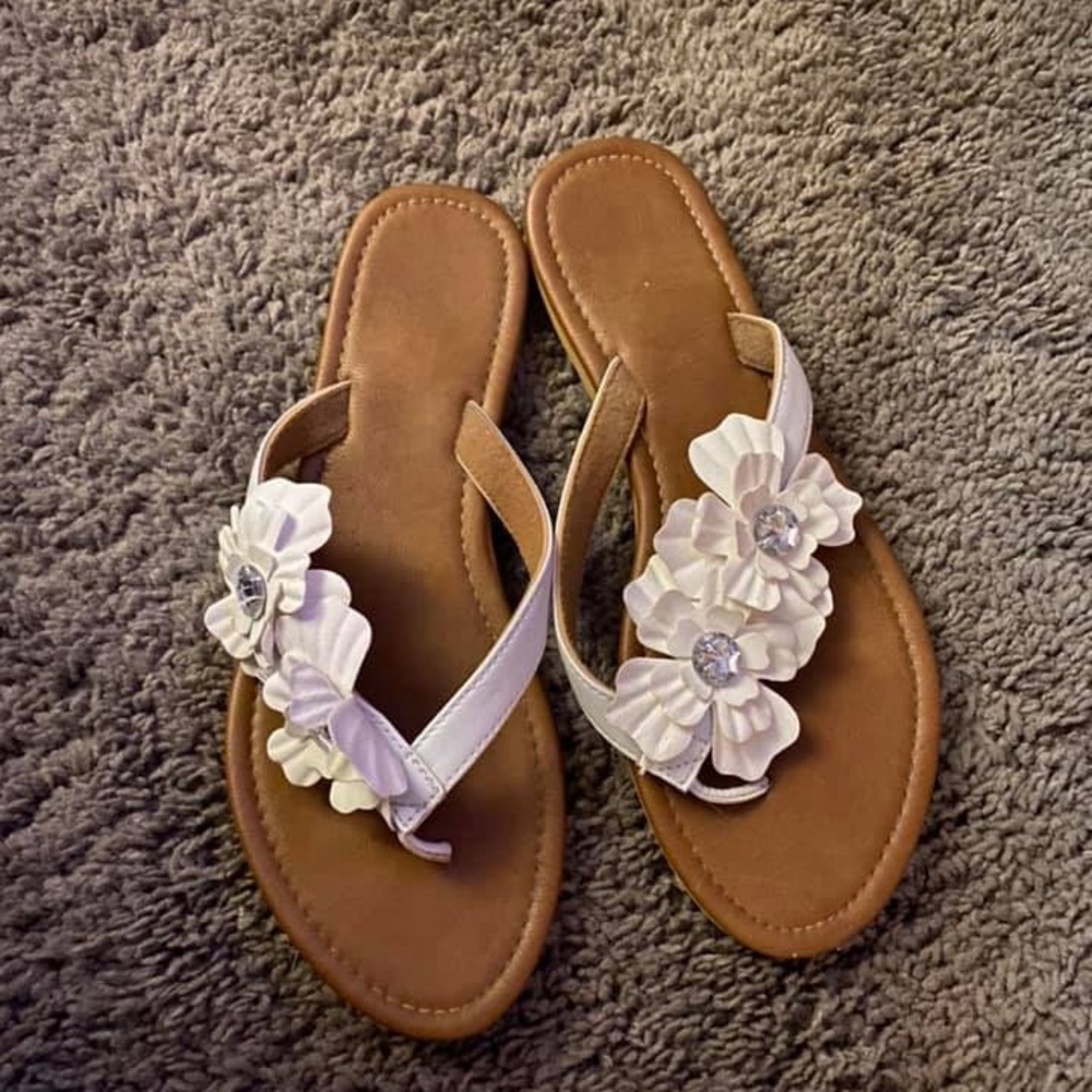 White Flower Sandals Size 7.5